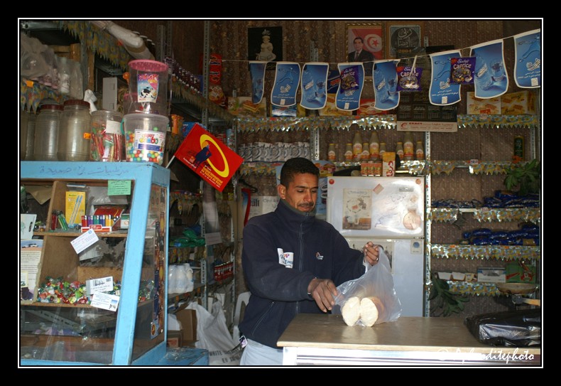 163 Douz, commercant dans son epicerie